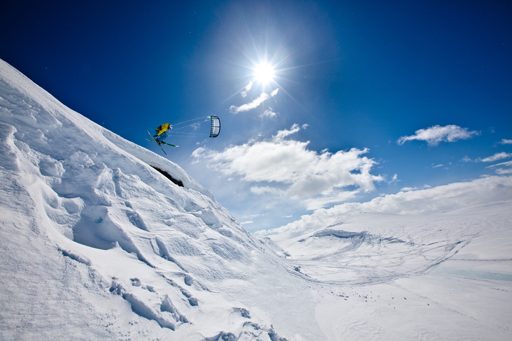 挪威天空下，乘著風箏去滑雪