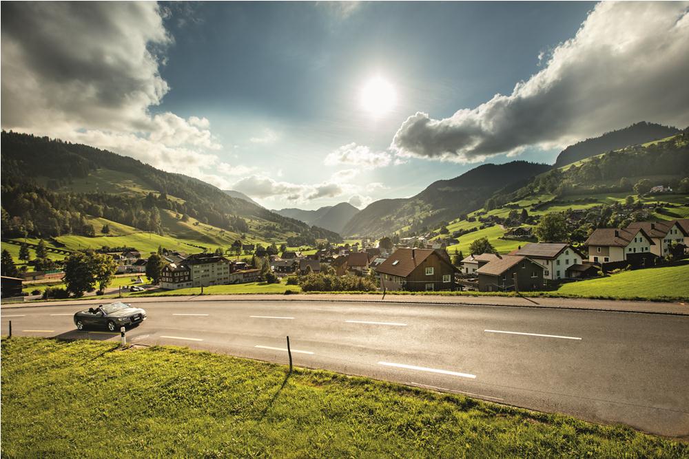 開車奔馳阿爾卑斯山／瑞士／旅遊／自駕