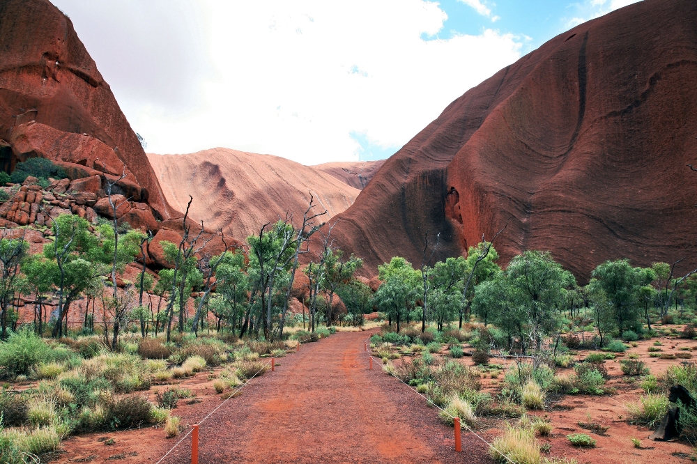 澳洲烏魯魯卡達族達國家公園的沉積礫岩含氧化鐵，岩色呈現美麗赤紅