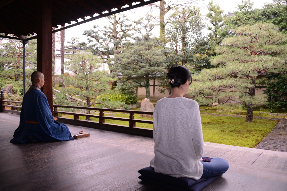 京都両足院瑜伽坐禪初體驗，坐禪居然還要被杖打？！ | TRAVELER Luxe