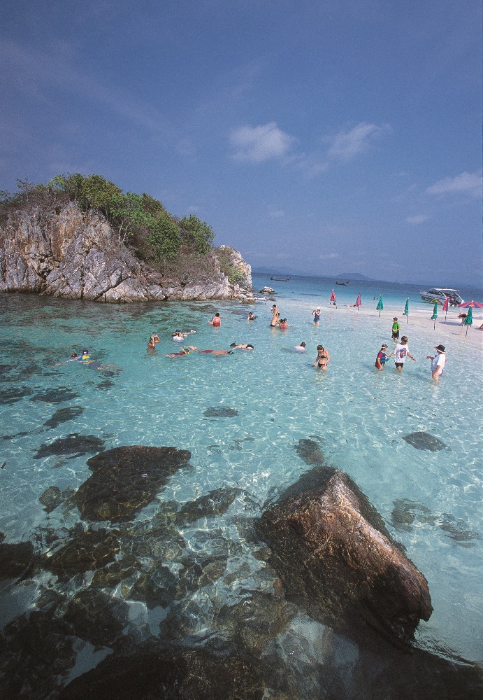 拉查島／泰國／熱帶島嶼／度假／清澈海水／水上活動