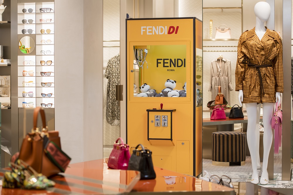 到FENDI夾娃娃！超萌熊貓慶開幕，只夾不賣的「FENDIDI」 紀念玩偶全球限量推出中