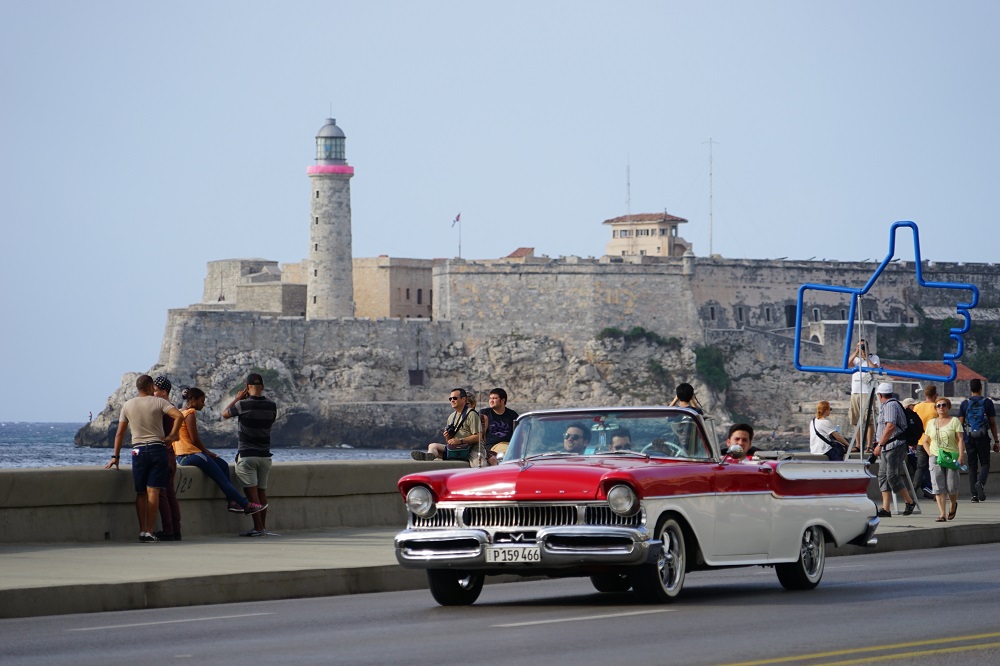古巴旅遊街景拍攝到的老爺車