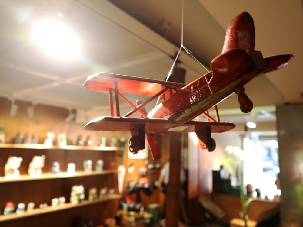 木製飛機玩具／店內擺設／森³sunsun-museum／咖啡館／台北／台灣