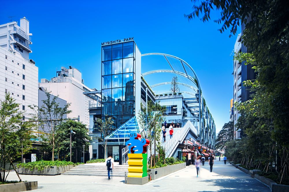 澀谷的立體城市公園「MIYASHITA PARK」，全新複合式設施，有滑板場、攀岩場、海灘運動場，還有商場和旅館！
