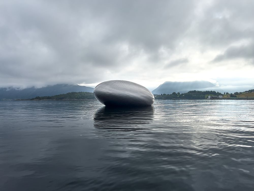 漂浮於海上的浮動藝術裝置「鮭魚眼 Salmon Eye」，互動展區和360度的屋頂露臺，在挪威身歷其境、提倡友善利用海洋資源！
