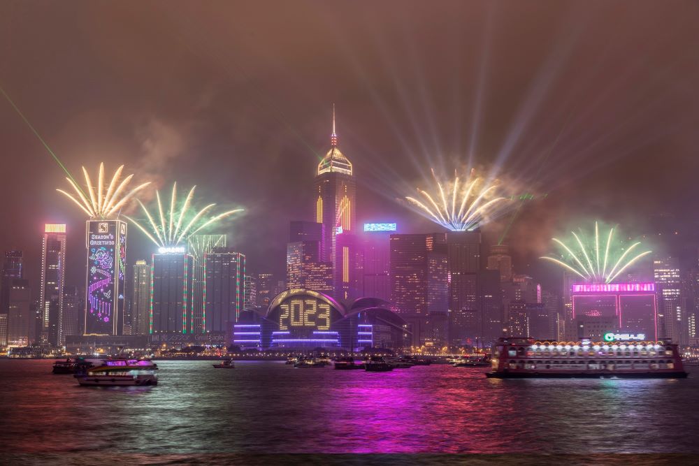 「香港跨年倒數」活動與全球一同迎接2023年！玻璃幕牆化身巨型倒數時鐘，點亮港灣的精彩煙火及多媒體光影秀，為新年倒數喝采！