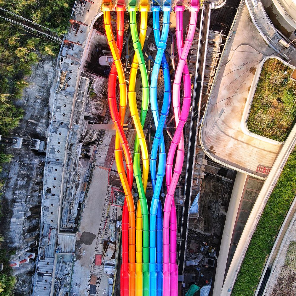 「香港海洋公園水上樂園」睽違22年隆重開幕，色彩繽紛的「八彩天梯」滑水道超刺激！暢快瘋玩，就是要水花四濺！