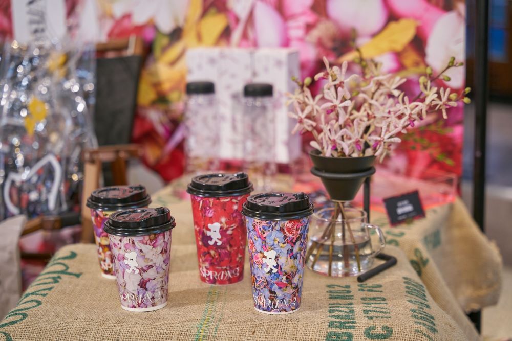 全台 cama café 攜手日本花道藝術品牌 plantica 推出「花咖 a cup of spring vibe」主題季，打造結合咖啡與花卉的春季專屬飲品！