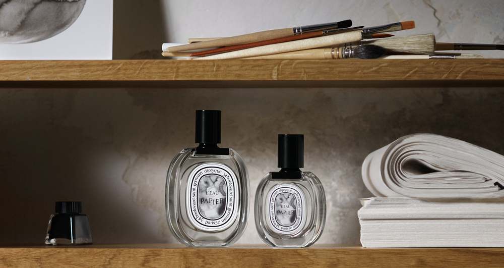 Diptyque 年度香氛創作「紙染之水淡香水」全球同步上市，以穀香與墨香結合白麝香，打造日常完美芬芳