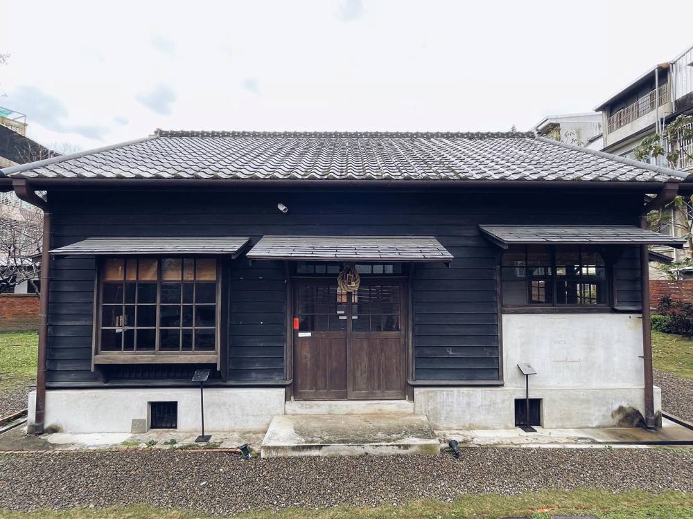 新竹老宅改造古蹟咖啡館「Posuo coffee studio 婆娑」，原為關西分駐所所長宿舍，以絕美的日式庭院造景、榻榻米座位為特色