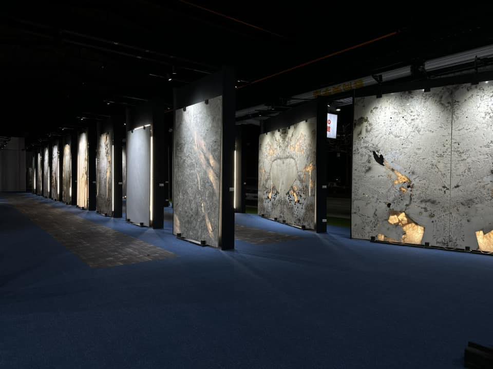 全台第一間石材美學館「M Museo」進駐八里！大理石材化身藝廊作品，首檔展覽「移動的隱喻：一個空間的生成」期間限定展出中