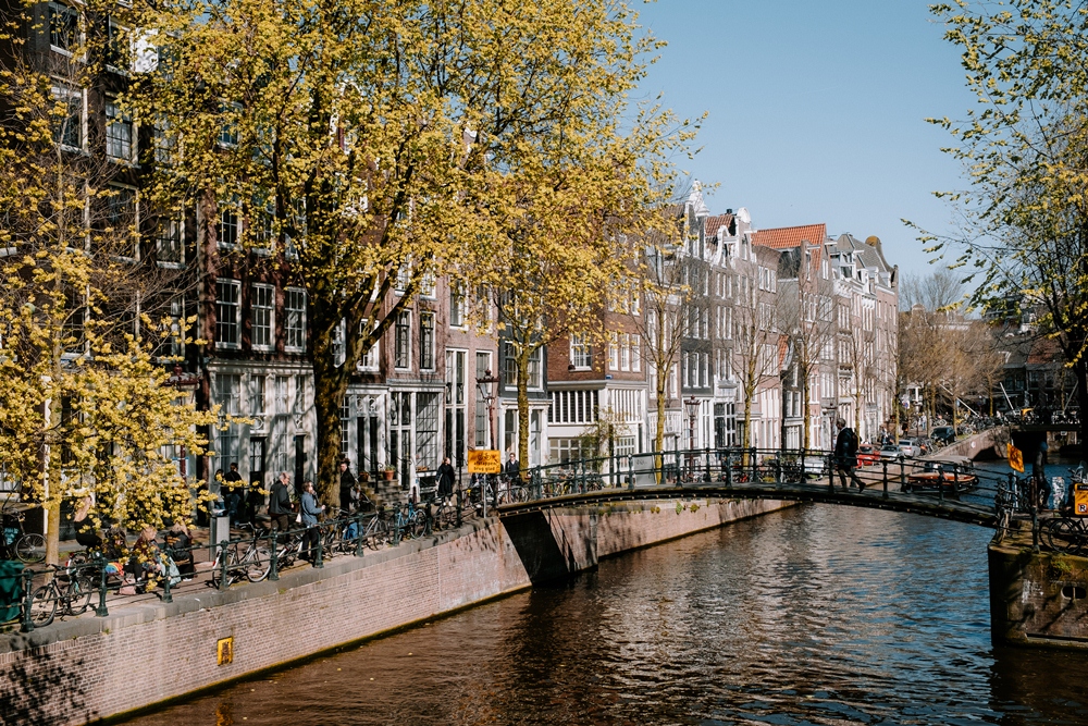 荷蘭阿姆斯特丹，被譽為「北方威尼斯」的夢幻奇境，體會在運河畔的理想生活