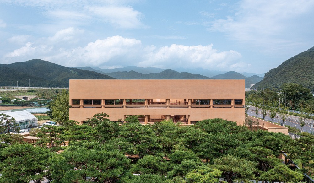 韓國大邱農場化身藝文空間「MRNW」！由「Society of Architecture」打造的森林風奇境，還設有供應丹麥酥、可麗露的特色咖啡館