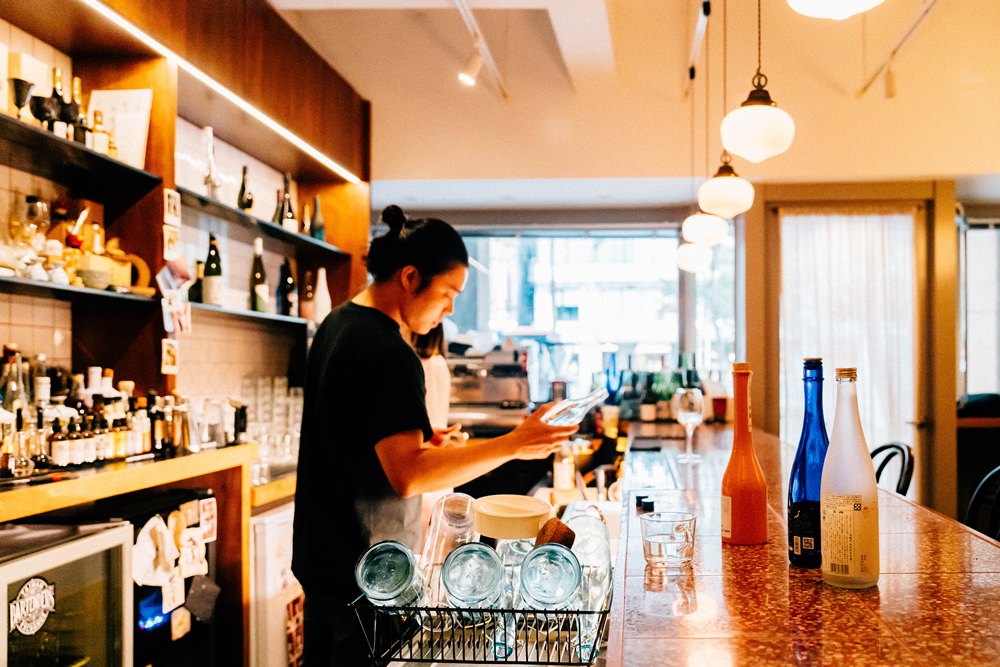 「丘香 Sake Bar」以昭和時期風格進駐大安區！與好友相聚品味清酒和調酒
