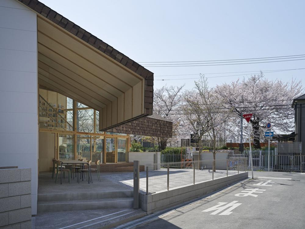 可以看見櫻花樹的兒童圖書館「詩の森」，大阪白鷺公園旁新地標，沉浸3000冊紙本書海中