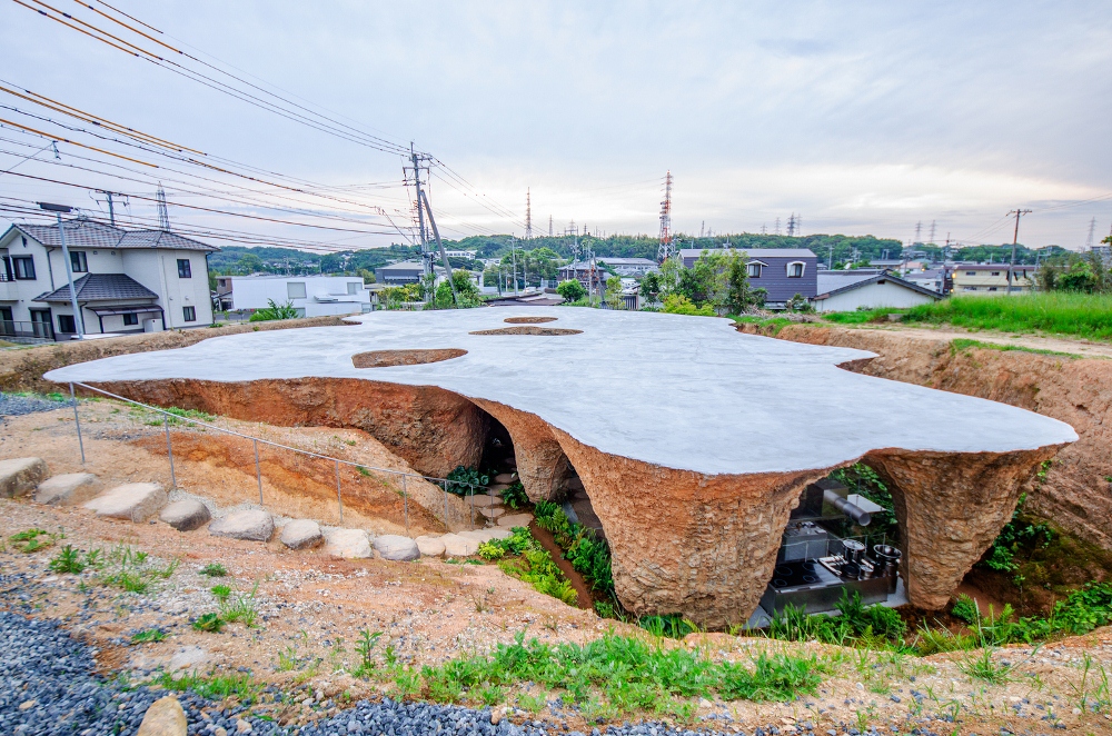 日本洞穴造型景點「maison owl」，融合餐廳與旅宿功能場域，由知名建築師石上純也設計的神秘空間