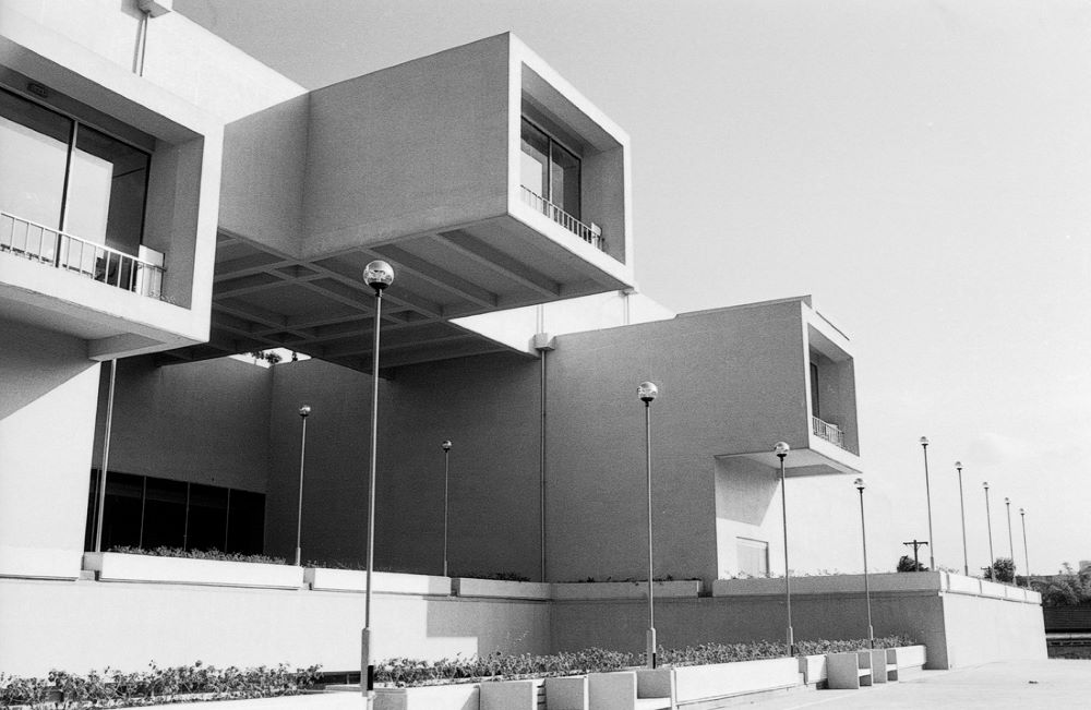 北美館展覽「摩登生活：臺灣建築1949–1983」以建築作為觀景窗，展開現代化進程中的自覺與探問
