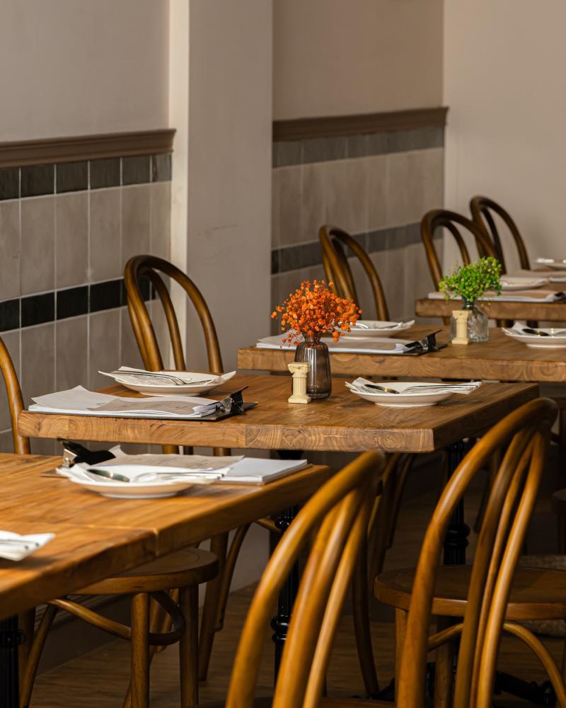 Parko Parco 的裝潢仿造義大利小酒館氛圍，以溫馨的紅磚歐式風格為主基調