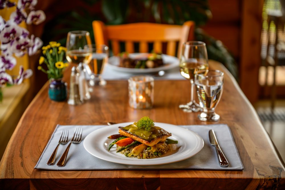 料理／餐廳／內部空間／Northern Lights Resort & Spa／飯店／加拿大