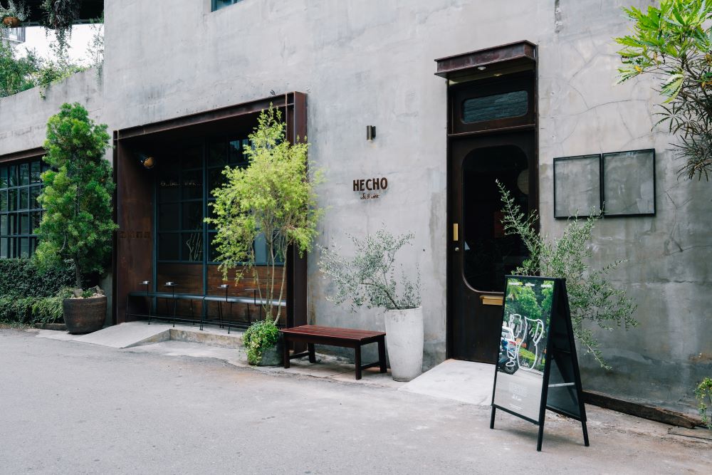 位於台中勤美草悟道巷弄的「做咖啡 HECHO cafe & wine」