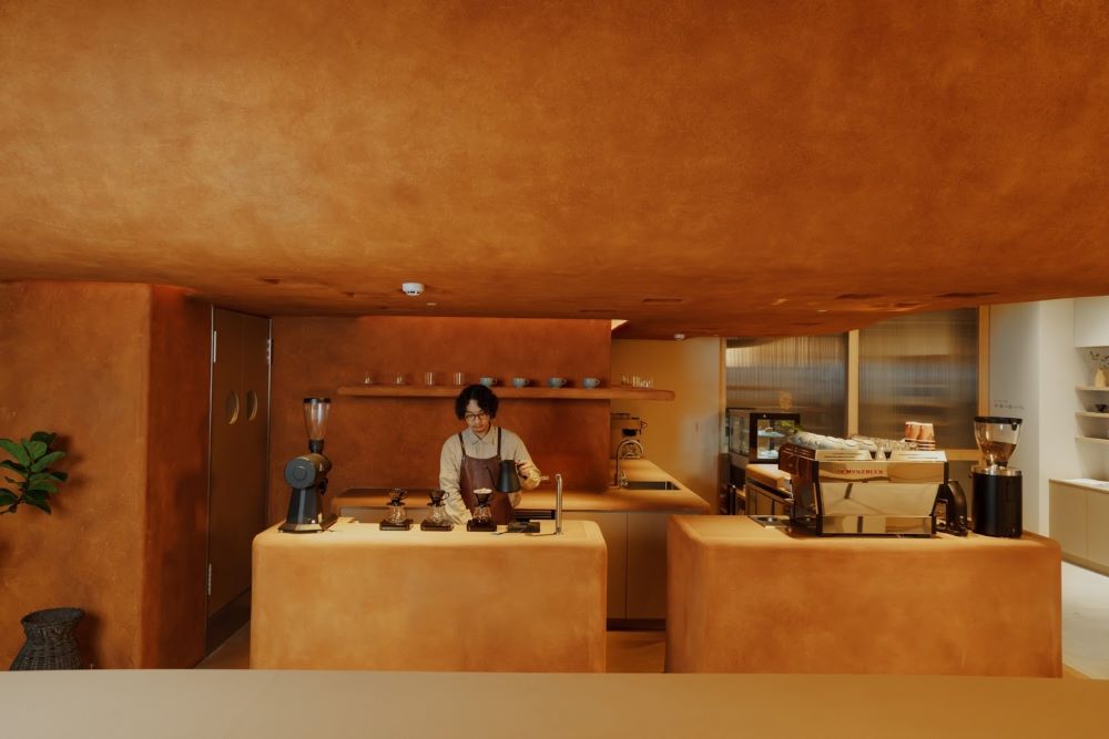 ONIBUS COFFEE 台中店的空間設計靈感源自「土」,由 TORAFU ARCHITECTS