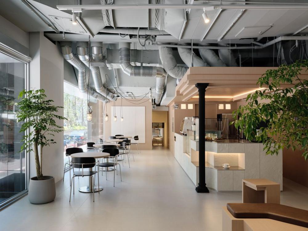 CAFE ACME Taichung 勤美店的空間設計延續品牌特色,融入藝術家工作台、畫框等創作元素