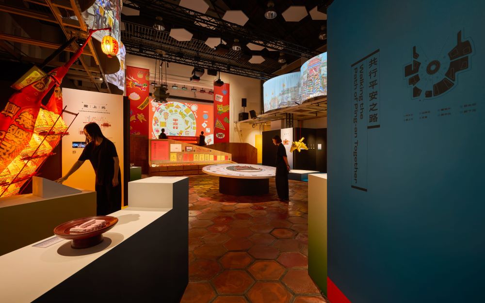 「2025台灣設計展」展區「平安行 Path of Pîng-an」場景。