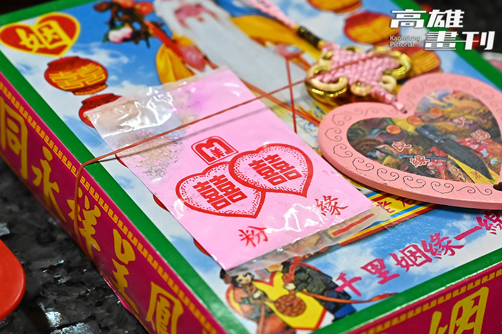 鳳邑雙慈殿的「月老姻緣金紙盒」附有緣粉,幫信眾祈求合適緣分。(攝影/Carter)
