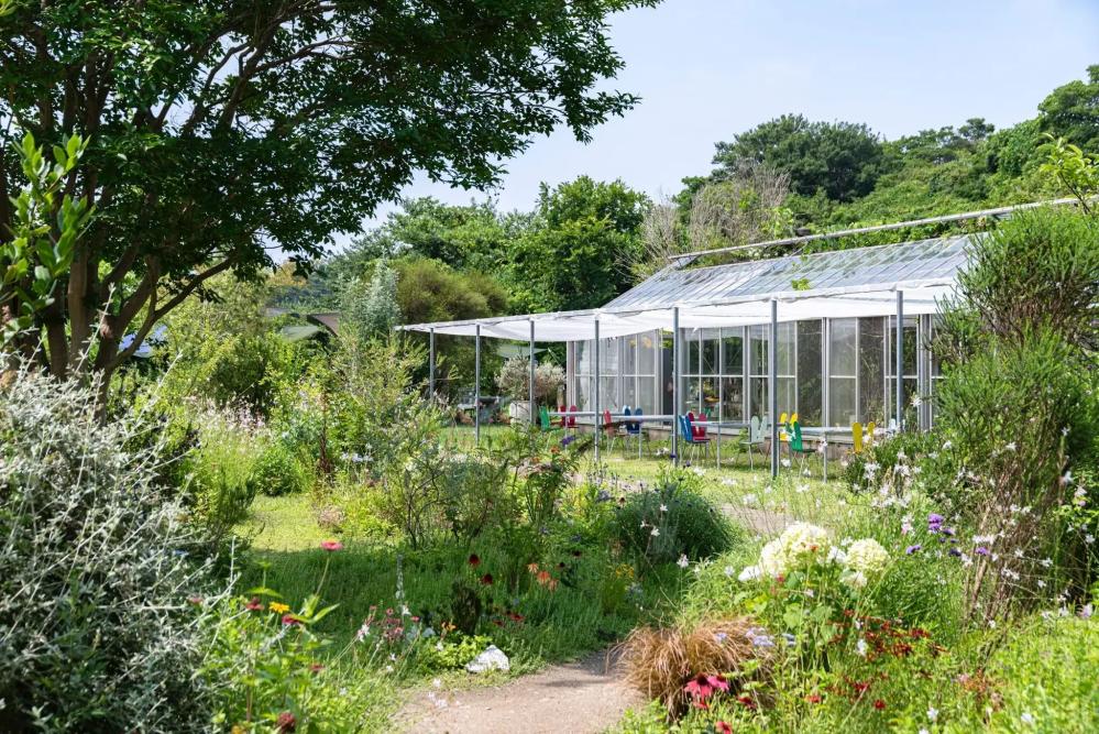 展亭所在的「犬島 生活植物園」並非一般的觀光花園
