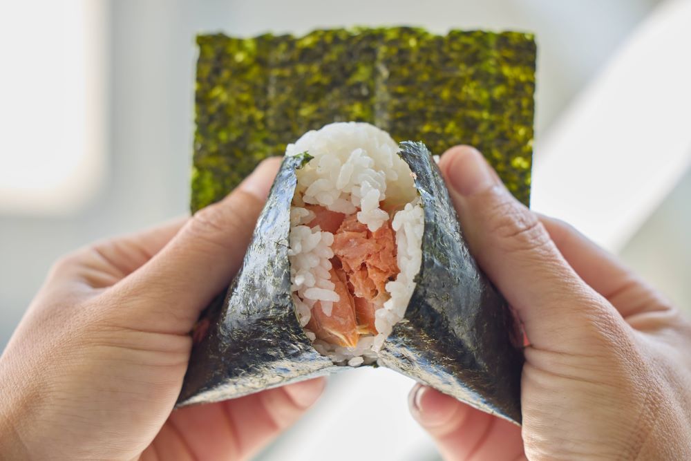 おにぎり淺草宿六的鮭魚飯糰。