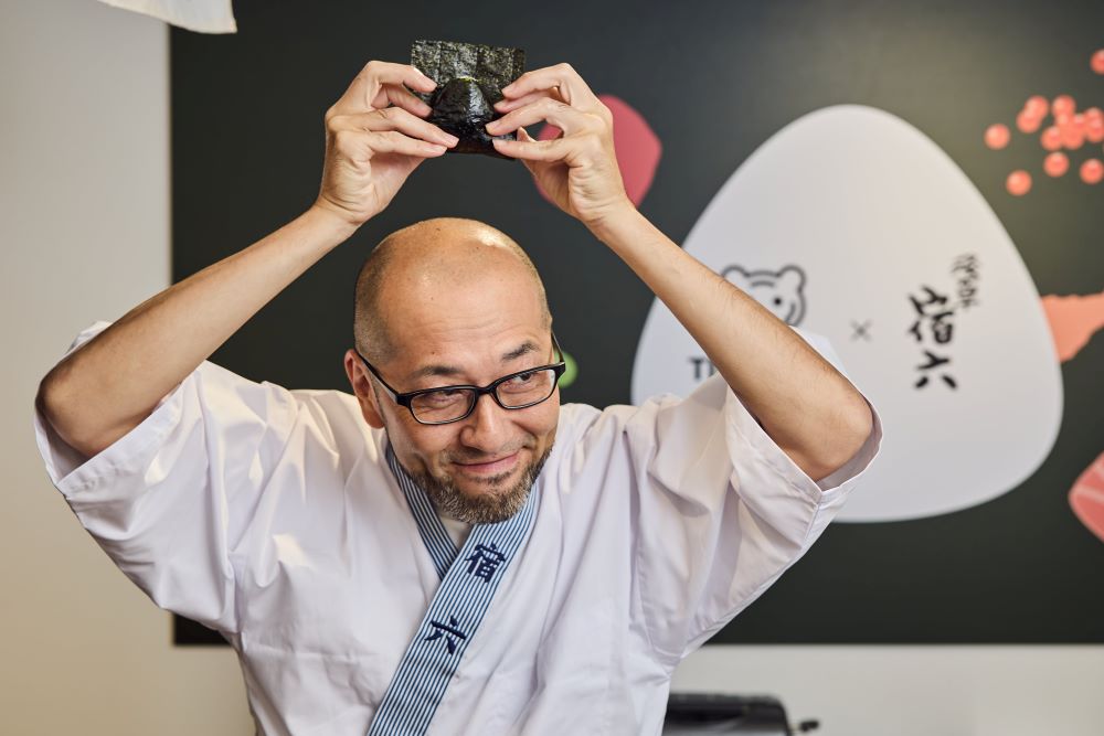 每一顆飯糰皆由おにぎり淺草宿六料理長三浦洋介親自捏製。