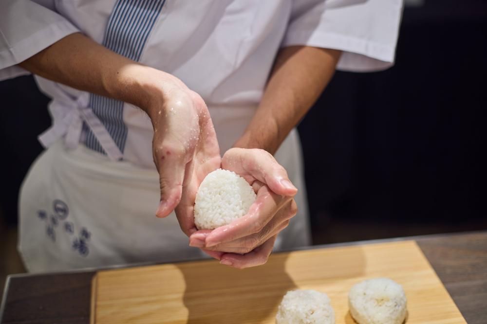 おにぎり淺草宿六料理長三浦洋介大方分享捏製出美味飯糰的秘訣。