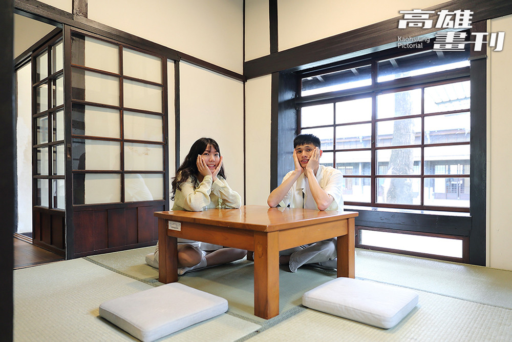 一對旅人靜坐在所長宿舍的「應接室」中,享受溫暖光影與片刻靜謐。(攝影/Carter)