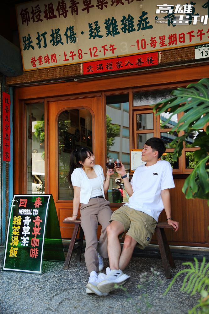 店外依舊掛著阿公時代的草藥行老招牌,斑駁痕跡訴說著「回春青草茶」的歲月痕跡。(攝影/Carter)