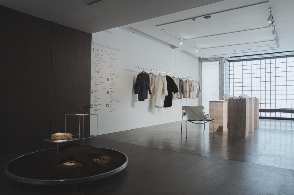 台北樹火紀念紙博物館30週年「歸根-樹火參拾,回自根源」特展場景。