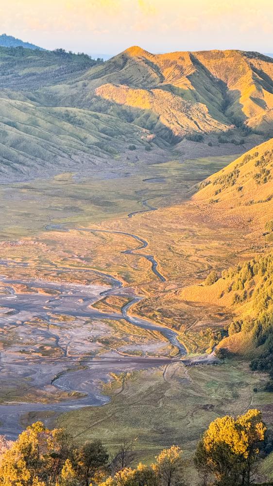 火山群旁吉普車走出的蜿蜒道路。
