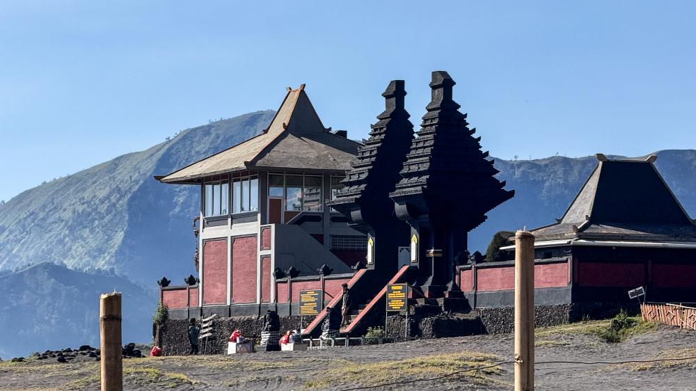 印度教的魯胡爾波騰寺,承繼自滿者伯夷王朝的宗教遺風,採用附近火山的天然黑石建成。