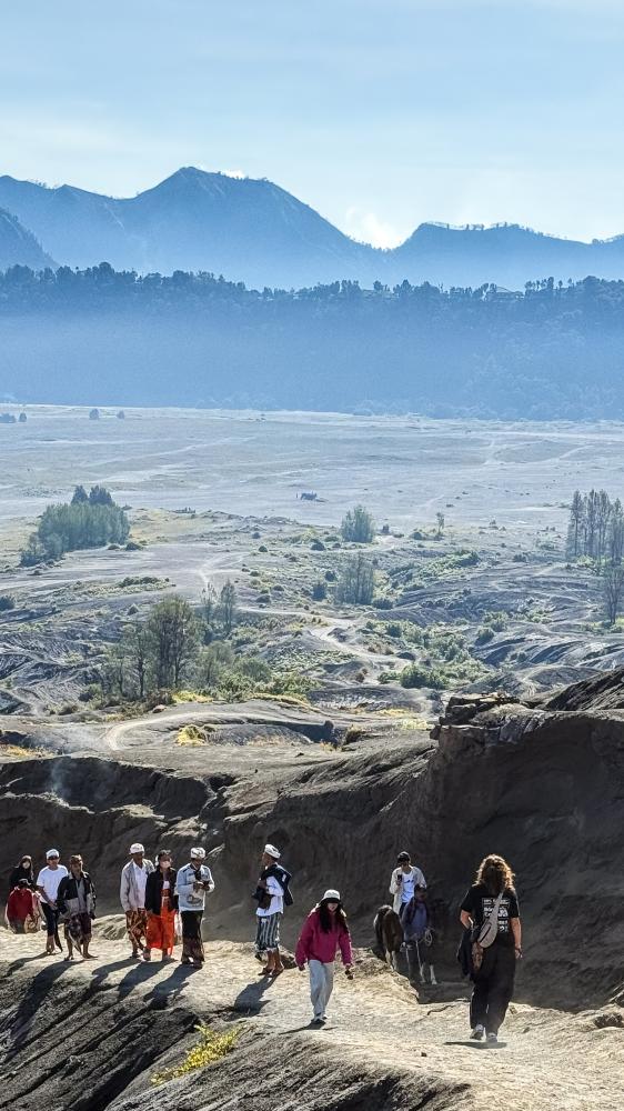 前往布羅莫火山口的路上,後方是一片沙海。