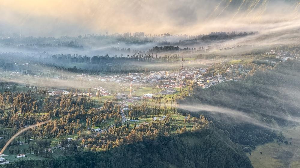 清晨氤氳的雲靄如輕紗般一絲一縷飄散在山谷與塞莫洛拉旺村之間。