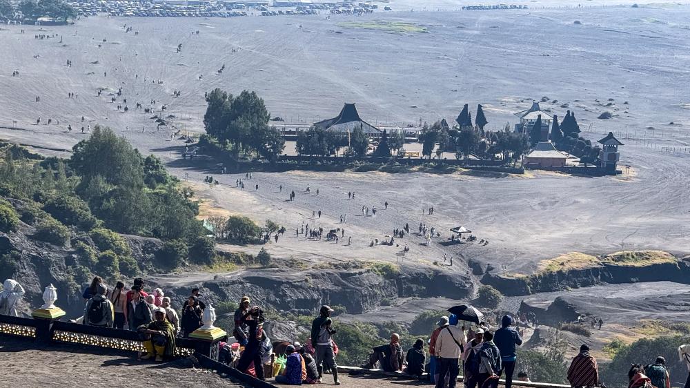 火山口階梯俯瞰寺廟與人群。