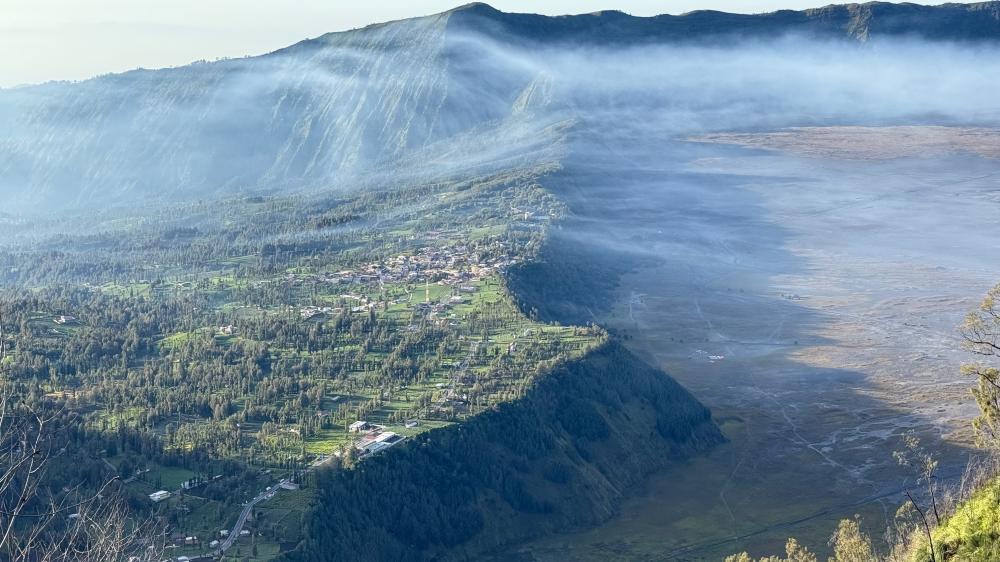 這座城鎮距離火山極近,俯瞰時可清楚看見城鎮與火山之間明顯的天然屏障。