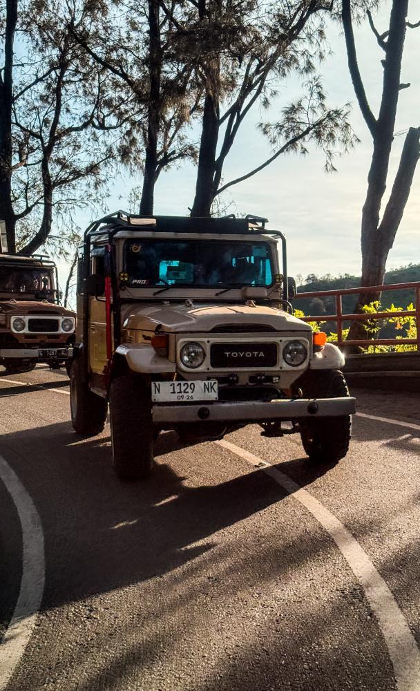 往火山的交通工具是吉普車。