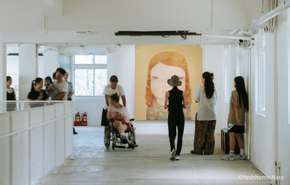 日本當代藝術家奈良美智的十年巡展計畫「跟著朦朧潮濕的一天去旅行」