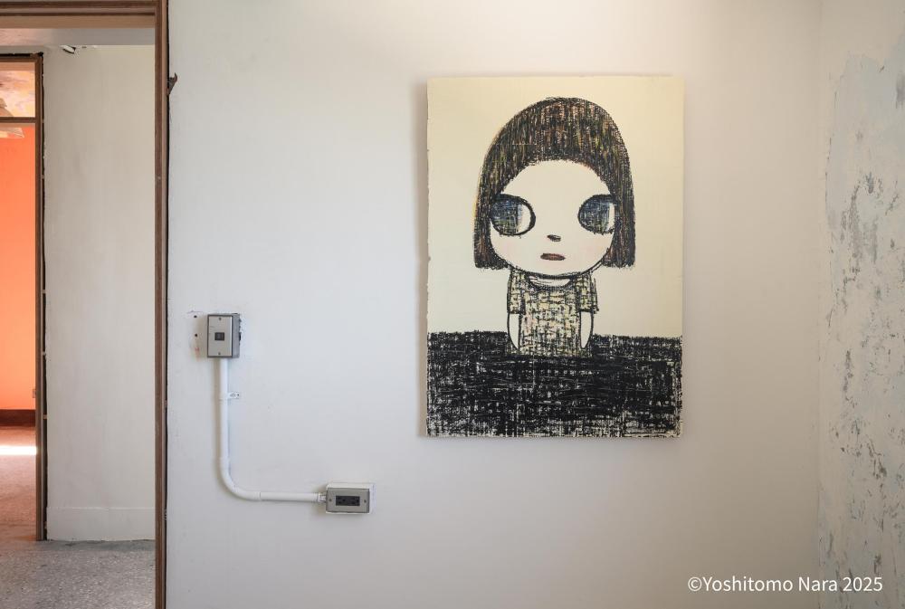 奈良美智在金水基地現場完成新作《河畔女孩》