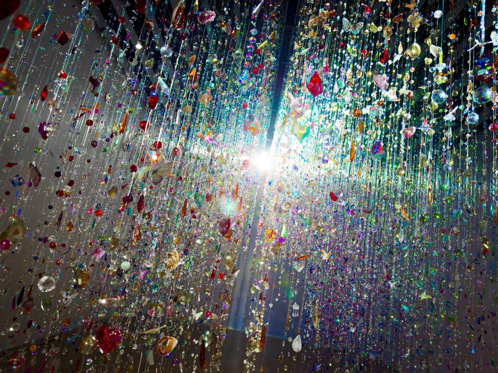 《蜷川實花展 with EiM：彼岸之光，此岸之影》光影藝術展場景。