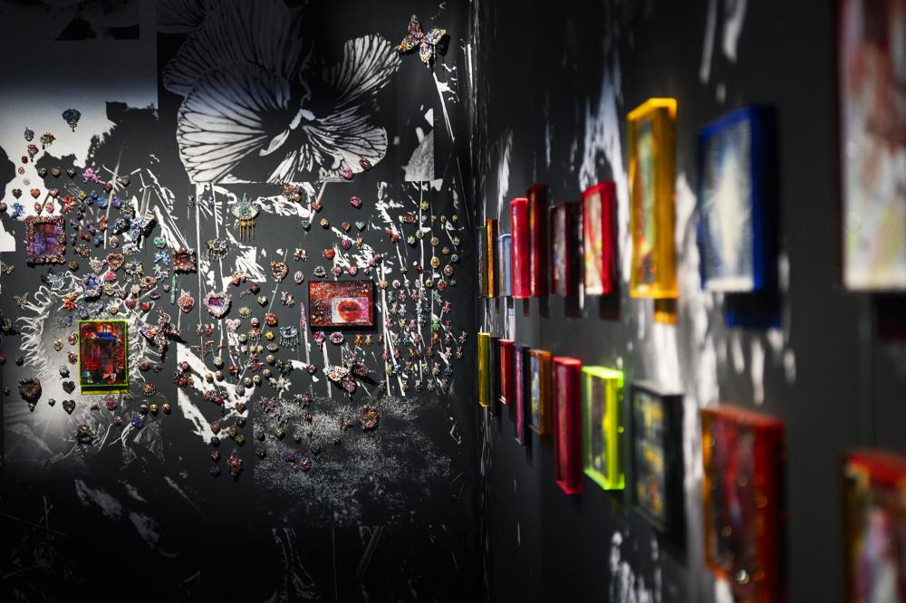 《蜷川實花展 with EiM：彼岸之光，此岸之影》光影藝術展場景。