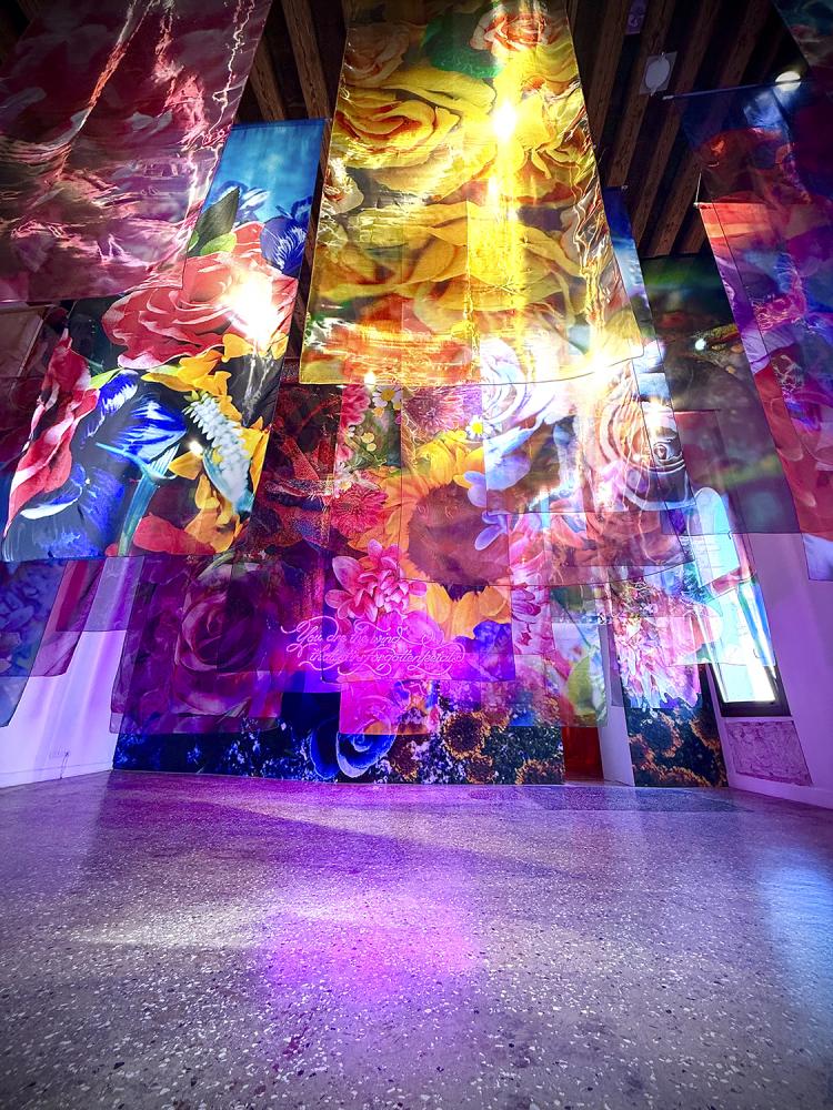 《蜷川實花展 with EiM：彼岸之光，此岸之影》光影藝術展場景。