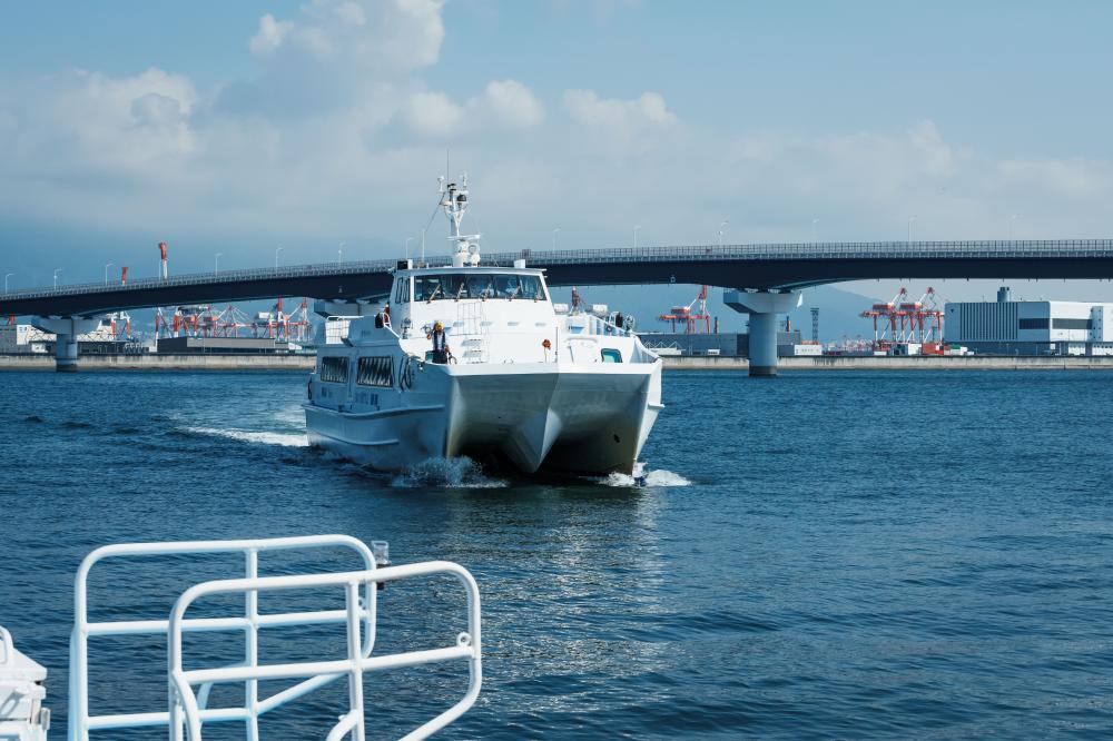 神戶機場海上高速船大廳船隻風景。