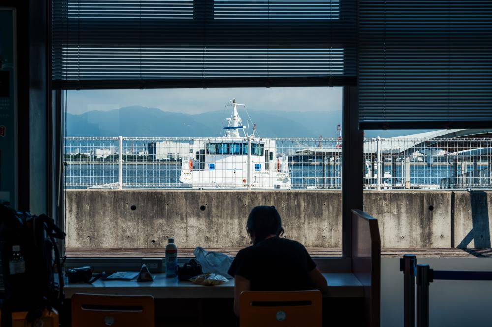 神戶機場海上高速船大廳船隻風景。